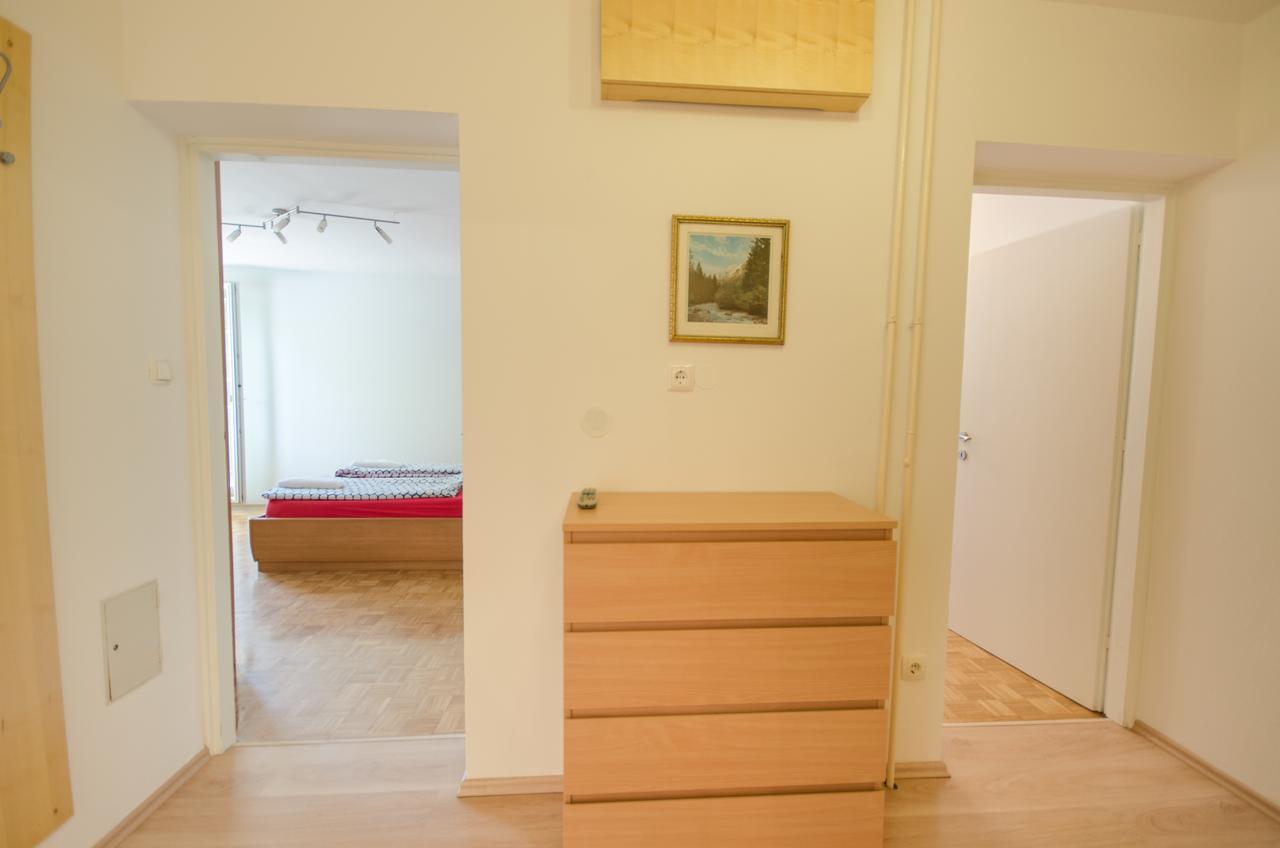Apartment Near The Train Station Любляна Екстериор снимка